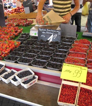 Monster blackberries from the Rhine in Bonn market 